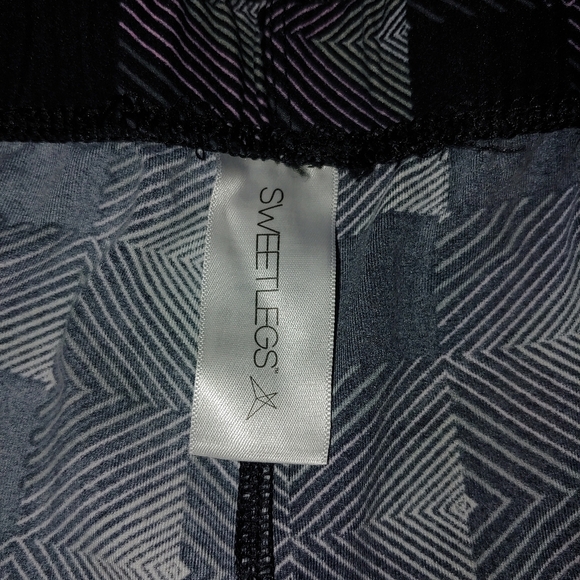 SweetLegs pink and white geo pattern basic leggings. Plus2 size. - Picture 3 of 5